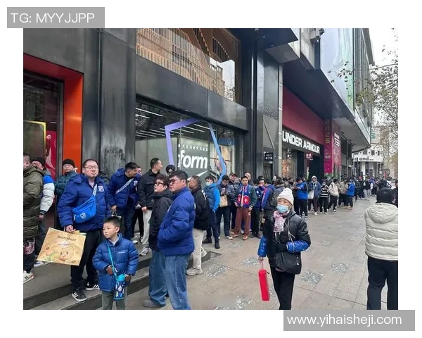 球迷连夜排队争抢限量版球衣 热情场面堪比演唱会盛况 球迷连夜排队争抢限量版球衣 热情场面堪比演唱会盛况